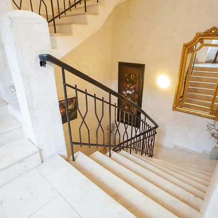 Little King U Malvaze فندق براغ